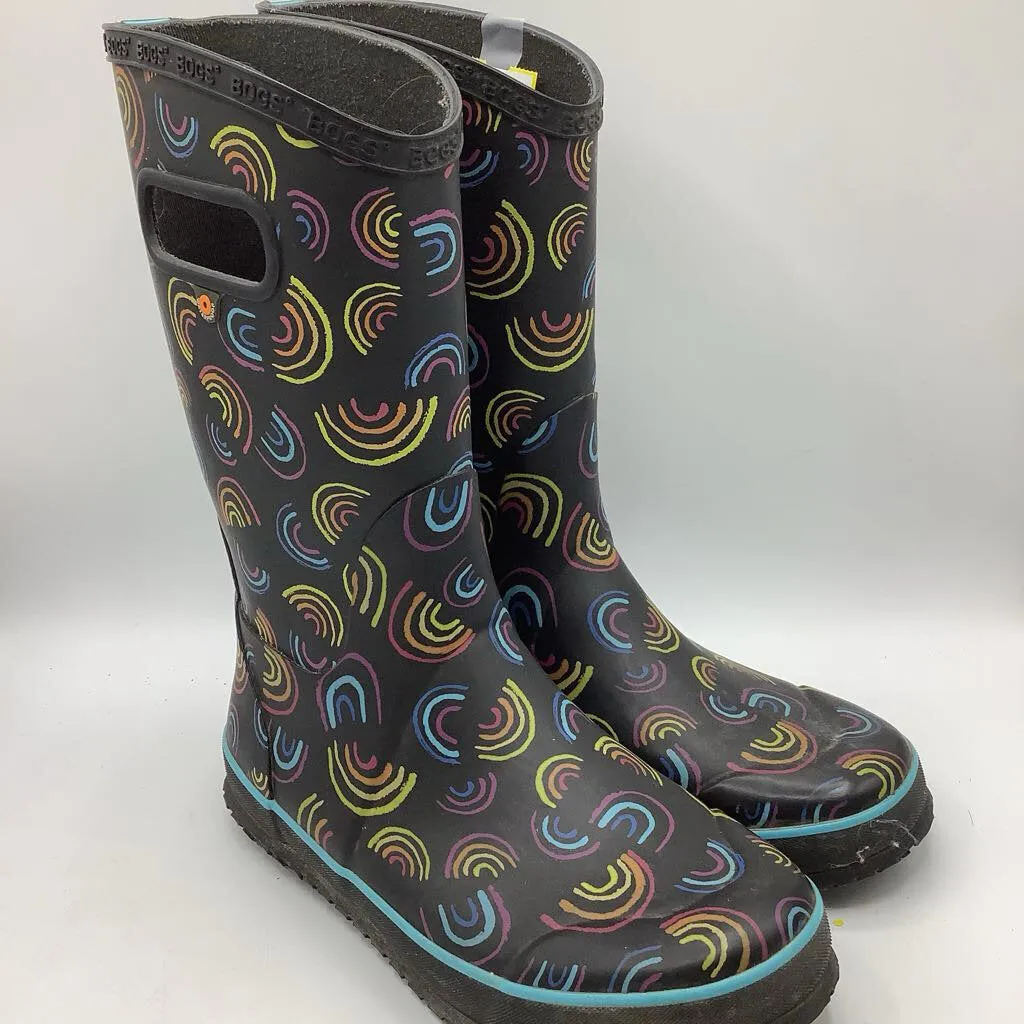 Perfect Fit Size 6Y: Bogs Black Rainbow Print Rain Boots