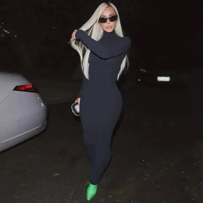 Kim Kardashian??s long-sleeved dress Crown Fit