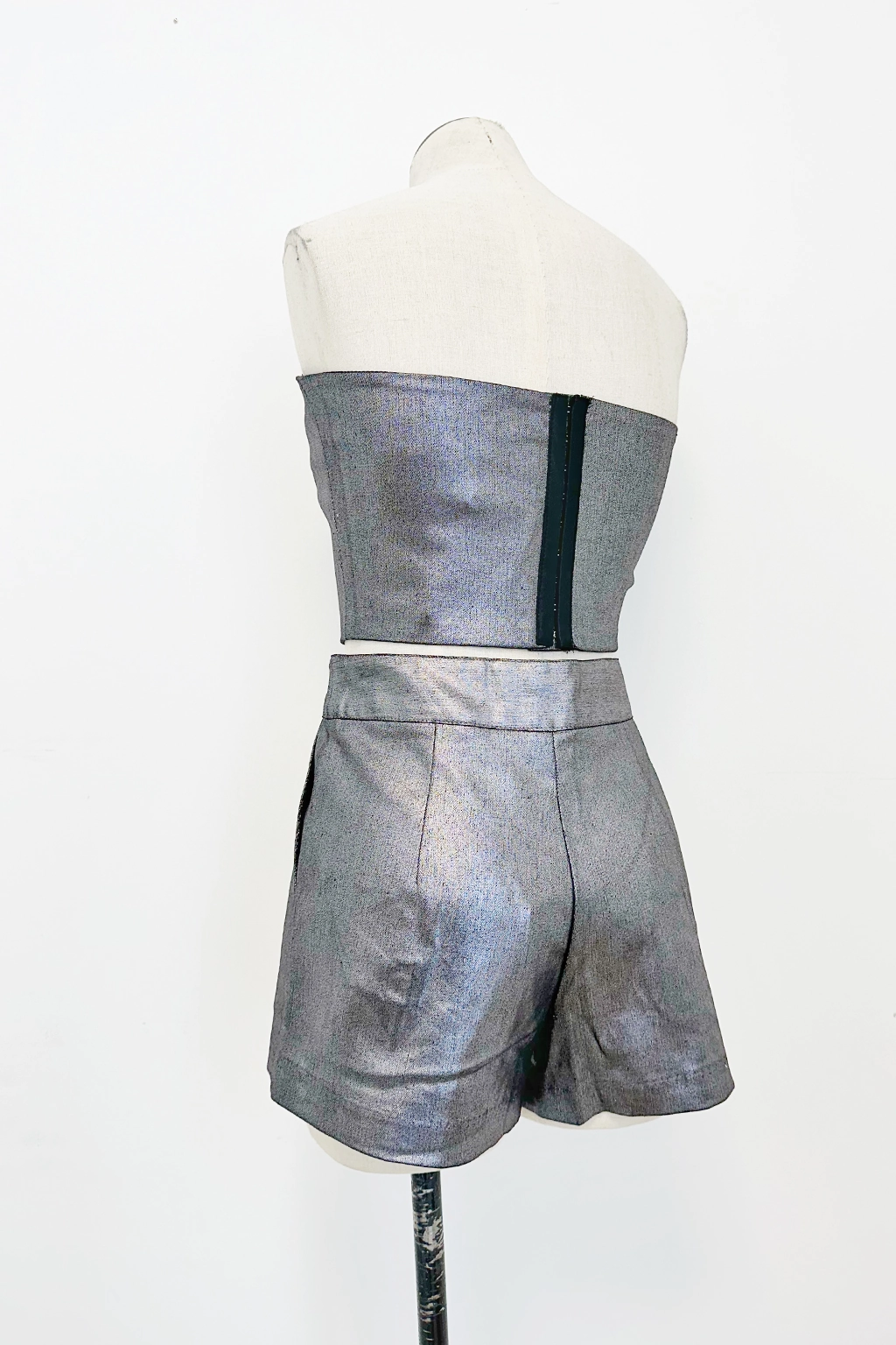 Metallic HR Short Non-Constricting