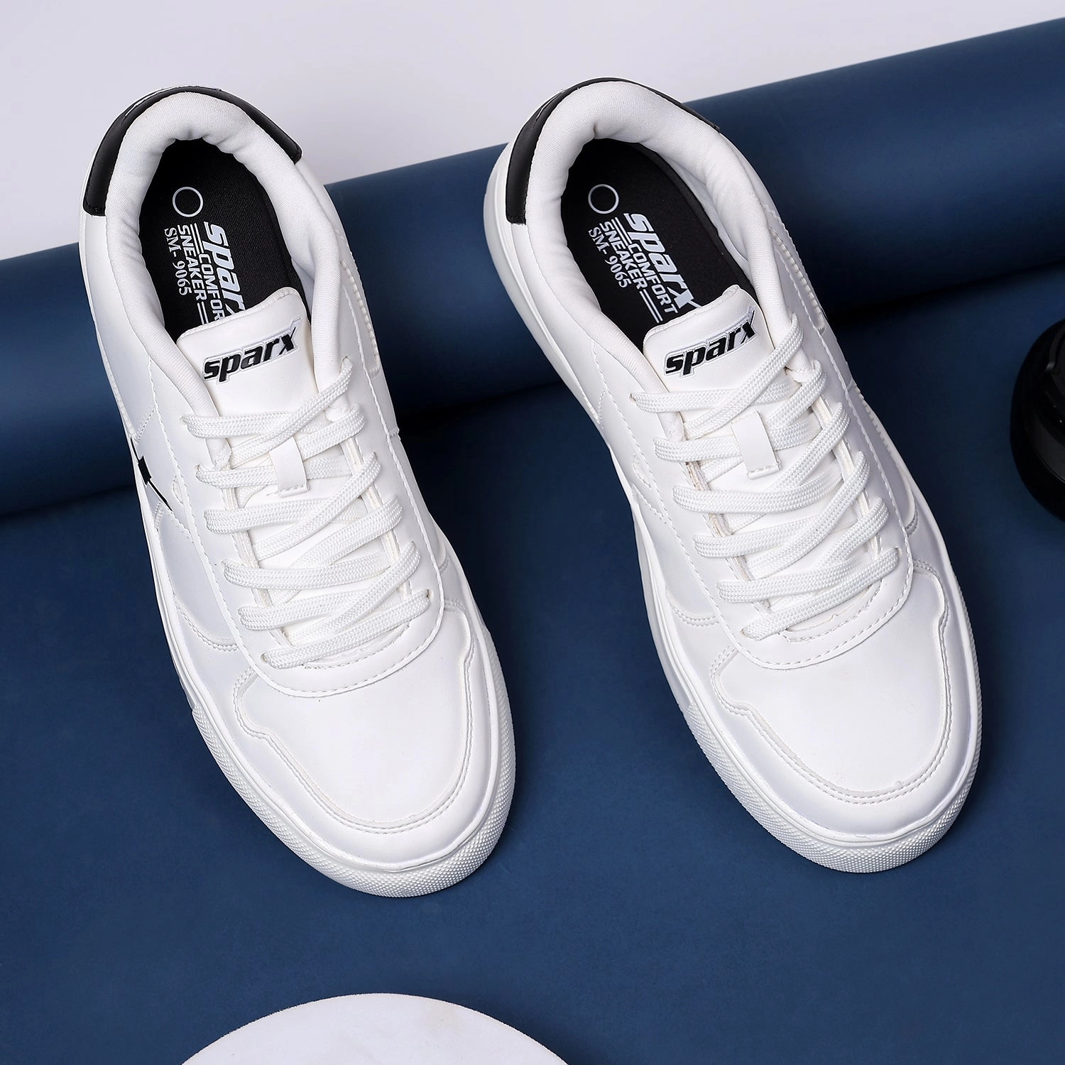 Secure lacing system Compression Fit Collar Sneakers for Men SM 9065