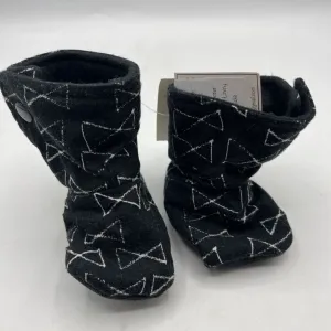 Size 3-6m: Beaneroobaby Black/White Triangles Soft Sole Booties-NEW cold - weather shoes