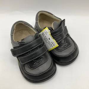 Rubber Tread Comfort Padded Size 4: See Kai Run Blac/Grey Velcro Shoes