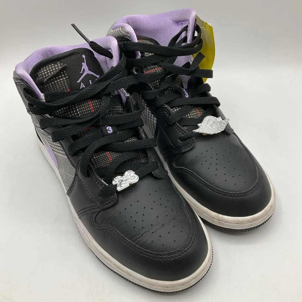 Tapered Heel Cup Urban Movement Size 5Y: Nike Black/Purple Lace-Up Sneakers