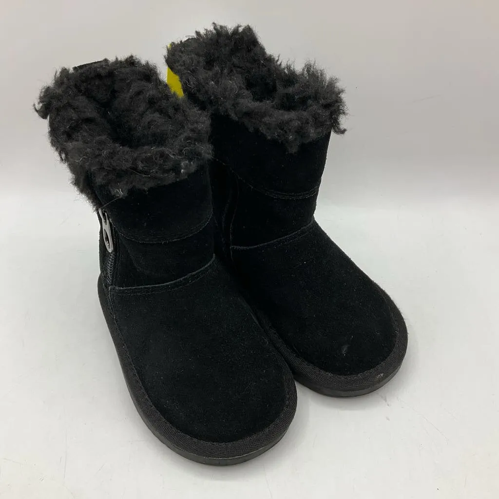Shock Diffusing Flexible Rubber Outsole Size 6: Ugg Black Fuzzy Zip-Up Boots