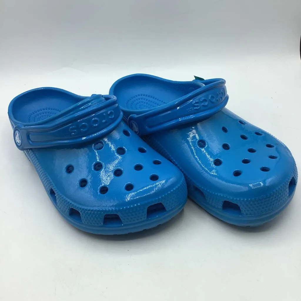 Abrasion Resistant Toe Caps Size 5Y:Crocs Blue Shiny Adjustable Strap Shoes