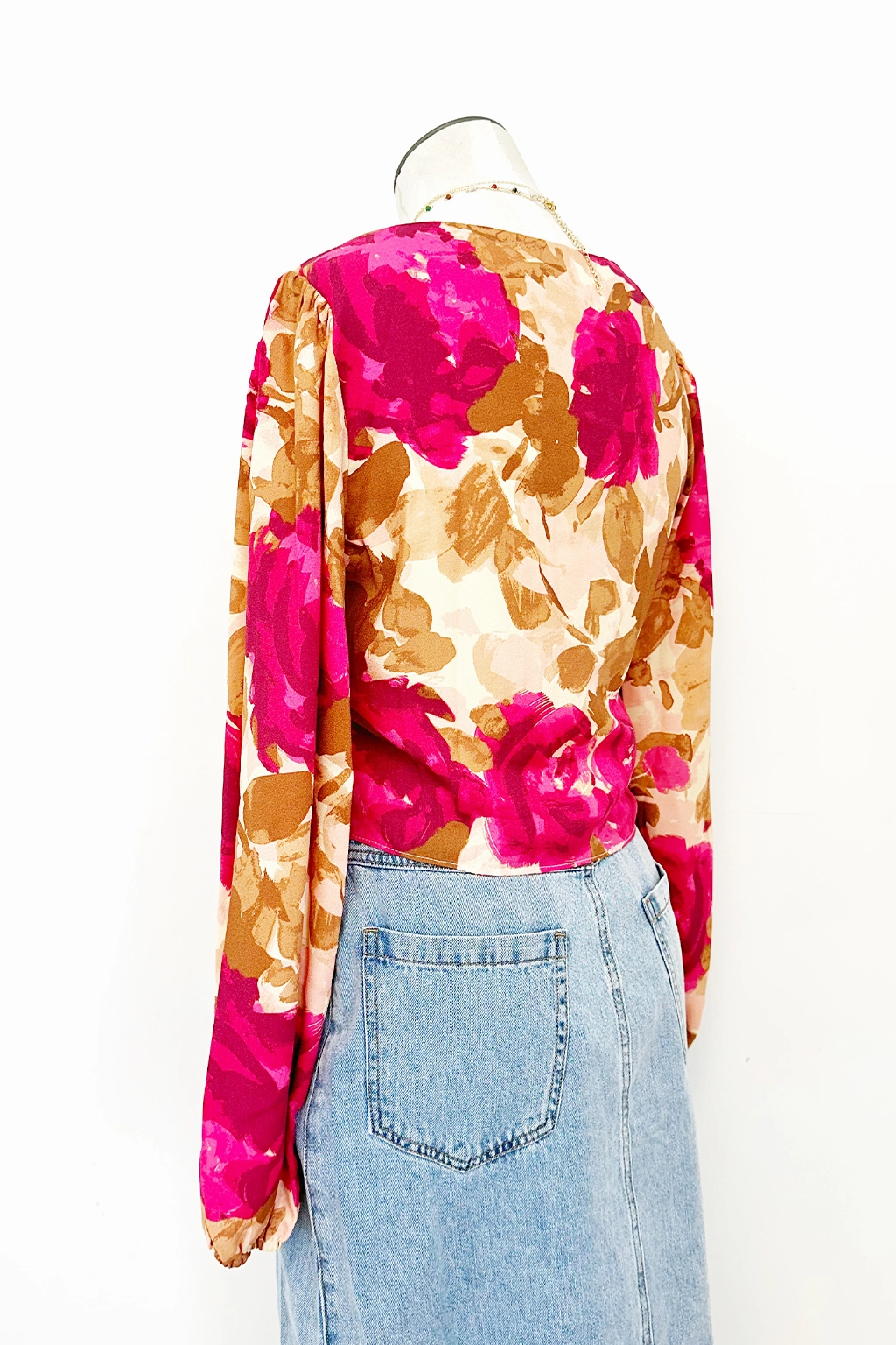 Scoop Neck Shape Empowered Zip Front Long Sleeve Top