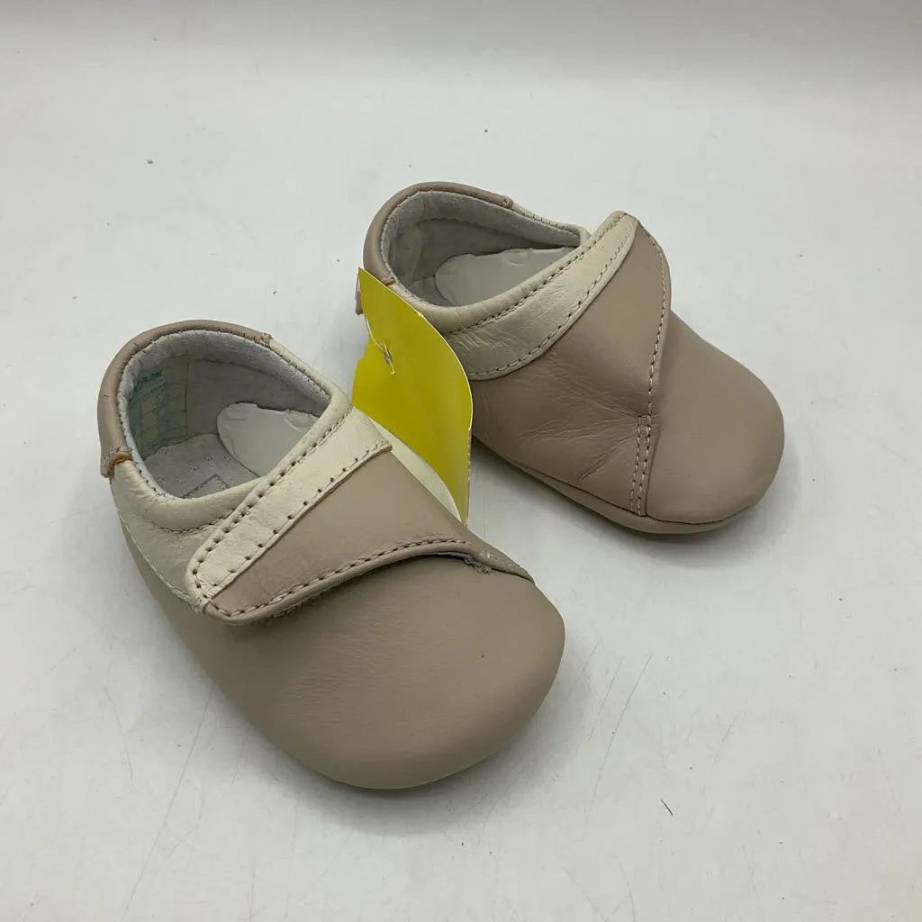 Size Newborn (1-4m): Bobux Soft Sole Cream Leather Velcro Baby Shoes NEW Seamless grip Sporty Look